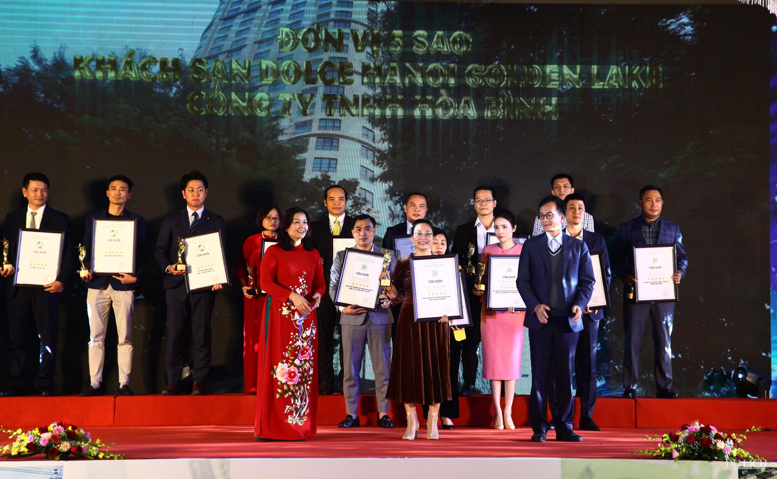 Ban Tổ chức trao chứng nhận danh hiệu Năng lượng xanh 5 sao cho Khách sạn Dolce Hanoi Golden Lake